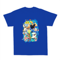 Camiseta com estampa frontal de assinatura estilizada em caligrafia cursiva e estampa traseira de diversos personagens em estilo cartunesco rodeados por elementos coloridos.