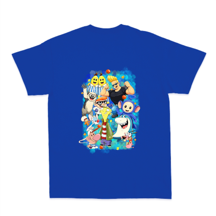 Camiseta com estampa frontal de assinatura estilizada em caligrafia cursiva e estampa traseira de diversos personagens em estilo cartunesco rodeados por elementos coloridos.