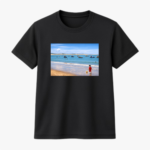 Camiseta com estampa frontal de uma praia com barcos no horizonte e uma criança na areia, e estampa traseira com a inscrição "PITANGUI-RN".