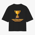 Camiseta com estampa frontal de troféu e estampa traseira de troféu maior acompanhado da frase "QUEM VENCER HERDARÁ TODAS ESSAS COISAS APOCALIPSE 21:7".