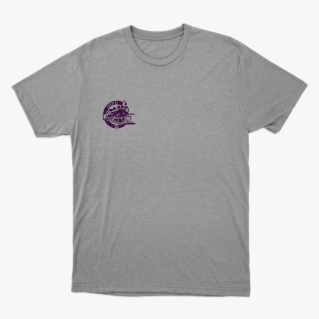 Camiseta com estampa frontal de locomotiva circular e texto "suporte 73", e estampa traseira maior similar, destacando detalhes vintage da locomotiva.