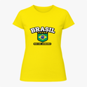 Camiseta com estampa frontal de "BRASIL" em letras grandes sobre cinco estrelas, um escudo com a bandeira nacional e a inscrição "RIO DE JANEIRO".
