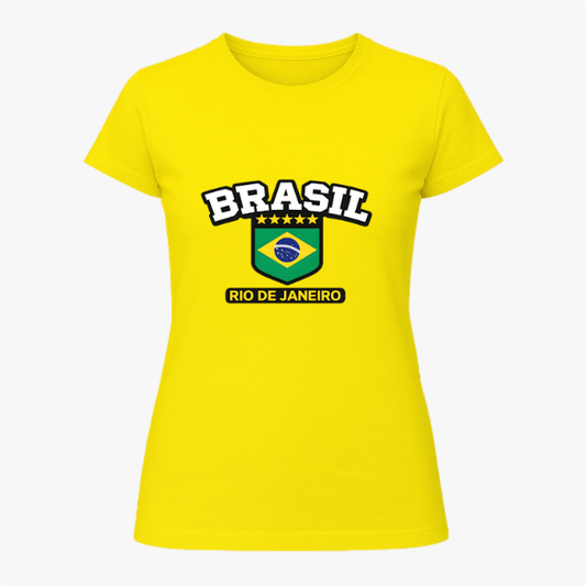 Camiseta com estampa frontal de "BRASIL" em letras grandes sobre cinco estrelas, um escudo com a bandeira nacional e a inscrição "RIO DE JANEIRO".