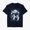 Camiseta com estampa frontal de personagem segurando a cabeça, rodeado por chamas estilizadas, com detalhes de jaqueta e texto "Todoroki Toya".