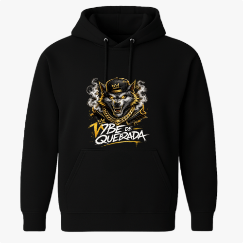 Moletom com estampa frontal de lobo estilizado usando boné, cercado por detalhes gráficos ao lado da inscrição "Vibe de Quebrada" em letras dinâmicas.