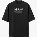 Camiseta com estampa frontal de texto destacando "Minimal But Never Simple" com detalhes adicionais em fonte menor abaixo, formando um design conceitual.