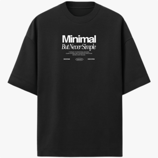 Camiseta com estampa frontal de texto destacando "Minimal But Never Simple" com detalhes adicionais em fonte menor abaixo, formando um design conceitual.