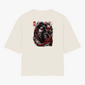 Camiseta com estampa frontal de inscrição estilizada ao lado de um símbolo e estampa traseira de ilustração complexa, com personagem envolto em efeitos dinâmicos.