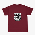 Camiseta com estampa traseira de frases "TRUST YOUR VISION" e copyright "©2026 RAWBEAT" em design graffit informal e dinâmico.