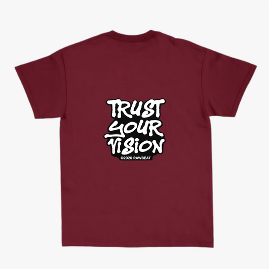 Camiseta com estampa traseira de frases "TRUST YOUR VISION" e copyright "©2026 RAWBEAT" em design graffit informal e dinâmico.