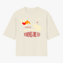 Camiseta com estampa frontal de coquetel Molotov com chamas e frases impactantes e estampa traseira de símbolo circular com cabeça de cervo estilizada.