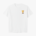 Camiseta com estampa frontal de troféu dourado pequeno e estampa traseira de troféu maior com texto "QUEM VENCER HERDARÁ TODAS ESSAS COISAS APOCALIPSE 21:7".