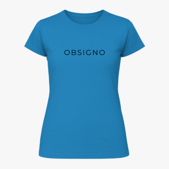 Camiseta com estampa frontal de texto minimalista apresentando a palavra "OBSIGNO" em um estilo simples e moderno.