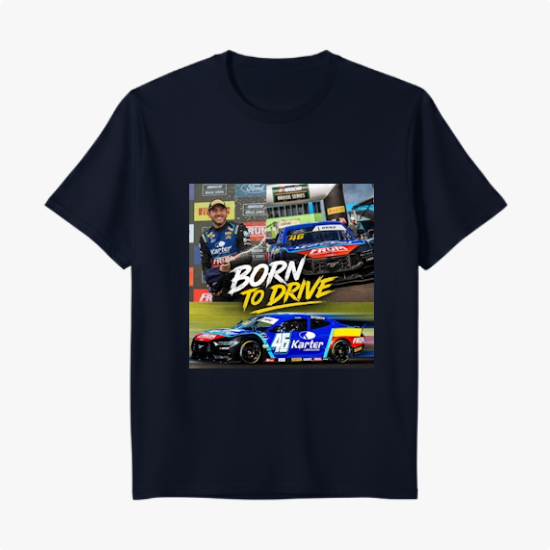 Camiseta com estampa frontal de montagens automotivas, incluindo um carro de corrida, um piloto ao lado e as palavras "Born to Drive" em destaque.
