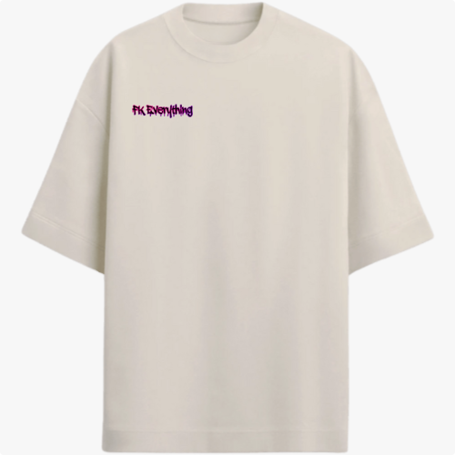 Camiseta com estampa frontal de frase estilizada e estampa traseira de urso com olhos em cruz, fundo de tinta respingada e símbolos de flechas e ferramentas.
