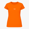 Camiseta com estampa frontal de um discreto logotipo estilizado em fonte moderna.