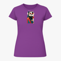 Camiseta com estampa frontal de panda estilizado, vestindo roupa clássica e chapéu, sobre fundo geométrico abstrato contrastante.