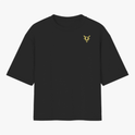 Camiseta com estampa frontal de símbolo abstrato com pontas estilizadas e estampa traseira de texto criativo sobre imagem de fita em tom audacioso.