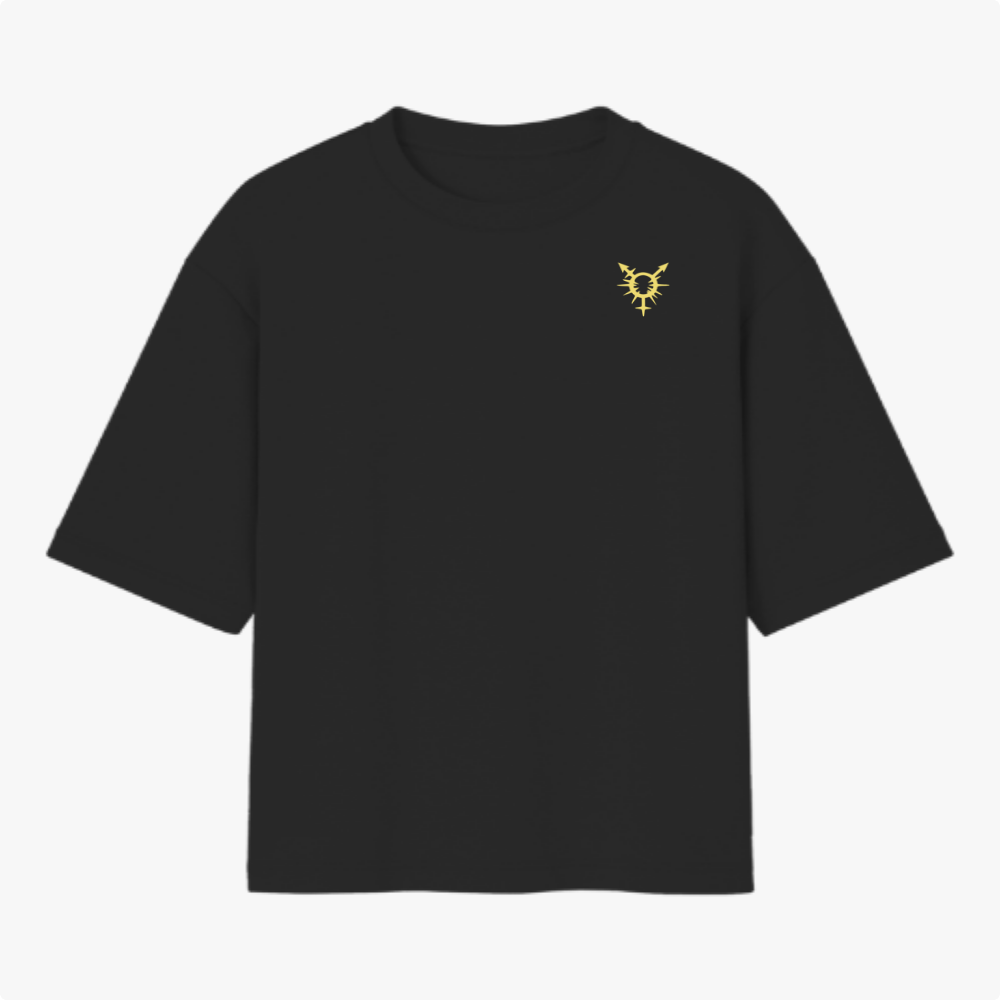 Camiseta com estampa frontal de símbolo abstrato com pontas estilizadas e estampa traseira de texto criativo sobre imagem de fita em tom audacioso.