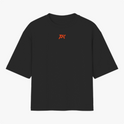 Camiseta com estampa frontal de logotipo estilizado "TK" e estampa traseira de figura muscular levantando peso com cabeça de xícara, acompanhado de textos.