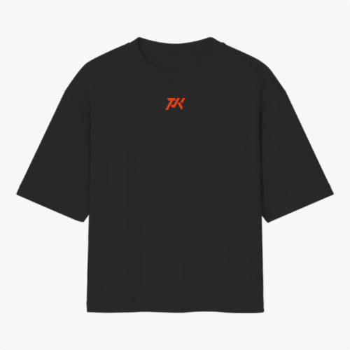 Camiseta com estampa frontal de logotipo estilizado "TK" e estampa traseira de figura muscular levantando peso com cabeça de xícara, acompanhado de textos.