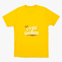 Camiseta com estampa frontal de letras estilizadas "Vybe de Quebrada" acompanhadas de uma coroa sobre o "V" e um traço com efeito de spray na parte inferior.
