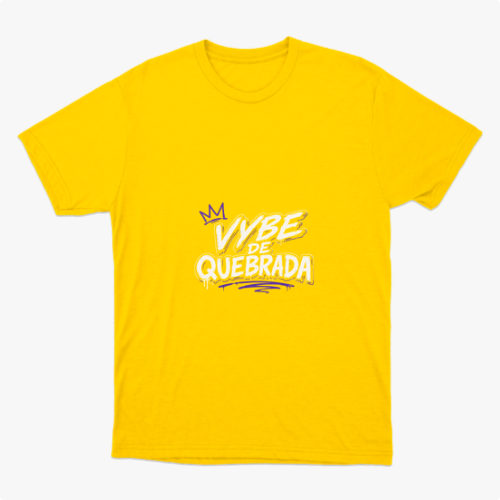 Camiseta com estampa frontal de letras estilizadas "Vybe de Quebrada" acompanhadas de uma coroa sobre o "V" e um traço com efeito de spray na parte inferior.