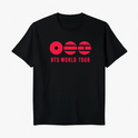 Camiseta com estampa frontal de três círculos, cada um com um design único e a frase "BTS WORLD TOUR" escrita em fonte destacada abaixo.
