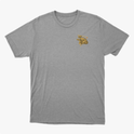 Camiseta com estampa frontal de caveira com óculos táticos dentro de triângulo e estampa traseira de caveira com mesma temática, escrita "Ghost Lens Tactical".