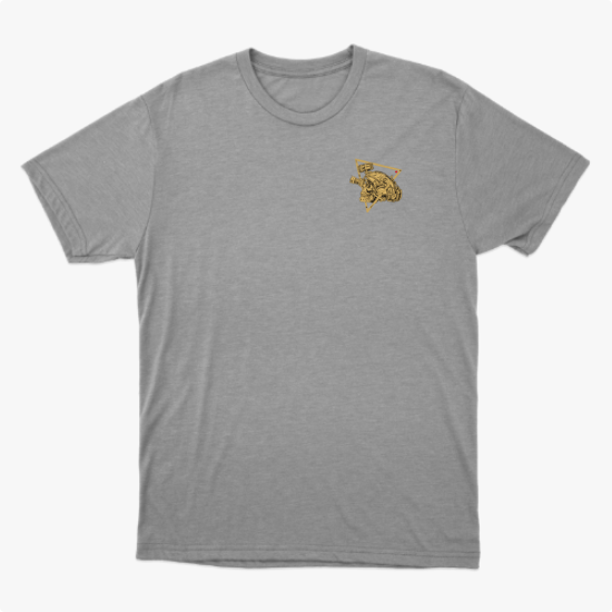 Camiseta com estampa frontal de caveira com óculos táticos dentro de triângulo e estampa traseira de caveira com mesma temática, escrita "Ghost Lens Tactical".