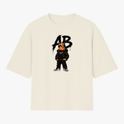 Camiseta com estampa frontal de uma figura caricata vestindo roupas urbanas e uma coroa, com as letras "AB" estilizadas ao fundo.