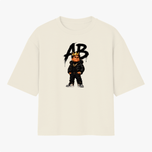 Camiseta com estampa frontal de uma figura caricata vestindo roupas urbanas e uma coroa, com as letras "AB" estilizadas ao fundo.