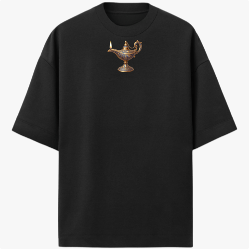 Camiseta com estampa frontal de lâmpada mágica detalhada e estampa traseira de a mesma lâmpada cercada por palavras em escrita cursiva elegante.