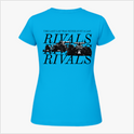 Camiseta com estampa frontal de texto minimalista "RIVALS" no lado esquerdo do peito e estampa traseira de carros de corrida com sobreposição de textos.