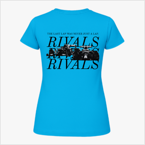 Camiseta com estampa frontal de texto minimalista "RIVALS" no lado esquerdo do peito e estampa traseira de carros de corrida com sobreposição de textos.