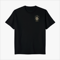 Camiseta com estampa frontal de mão levantada com dedo médio erguido e texto "Lego", e estampa traseira de esqueleto segurando rifle em losango com "Lego".
