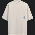 Camiseta com estampa frontal de uma pequena impressão digital acompanhada do texto "Brasil no DNA" e estampa traseira maior do mesmo padrão.