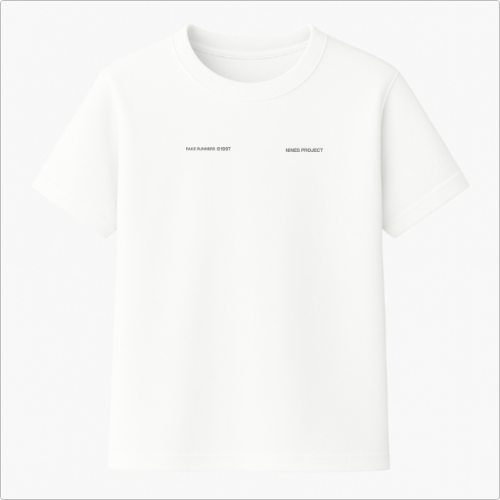 Camiseta com estampa frontal de texto pequeno "FAKE RUNNERS ©1997 NAMES PROJECT" e estampa traseira de texto grande "FAKE RUNNERS 2000's TRACK CLUB MEMBERS ONLY ©1997".
