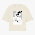 Camiseta com estampa frontal de personagem sorridente em pose flutuante, com cabelo esvoaçante, envolvendo-se em nuvens de estilo gráfico detalhado.
