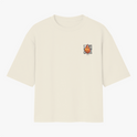 Camiseta com estampa frontal de um desenho de fogo cercado pelas palavras "eu dos fúria chaos" e estampa traseira com a palavra "vigia".