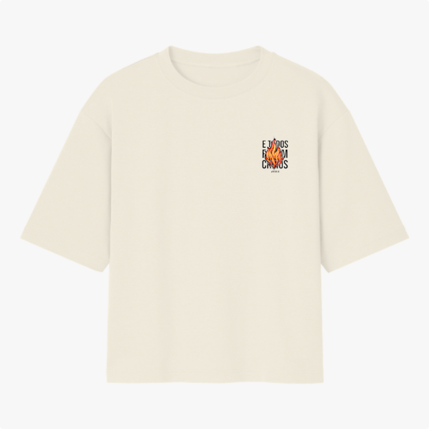 Camiseta com estampa frontal de um desenho de fogo cercado pelas palavras "eu dos fúria chaos" e estampa traseira com a palavra "vigia".