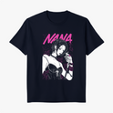 Camiseta com estampa frontal de ilustração em estilo mangá, apresentando uma figura feminina segurando um microfone, acompanhada pela palavra "NANA".