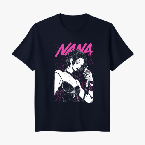 Camiseta com estampa frontal de ilustração em estilo mangá, apresentando uma figura feminina segurando um microfone, acompanhada pela palavra "NANA".