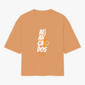 Camiseta com estampa frontal de texto dinâmico sobreposto a elementos geométricos e detalhes gráficos, e estampa traseira com logotipo minimalista.