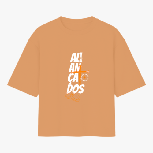 Camiseta com estampa frontal de texto dinâmico sobreposto a elementos geométricos e detalhes gráficos, e estampa traseira com logotipo minimalista.