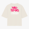 Camiseta com estampa frontal de texto estilizado "NÃO TEMAS, POIS EU ESTOU CONTIGO" e estampa traseira de mesma frase em destaque no centro.