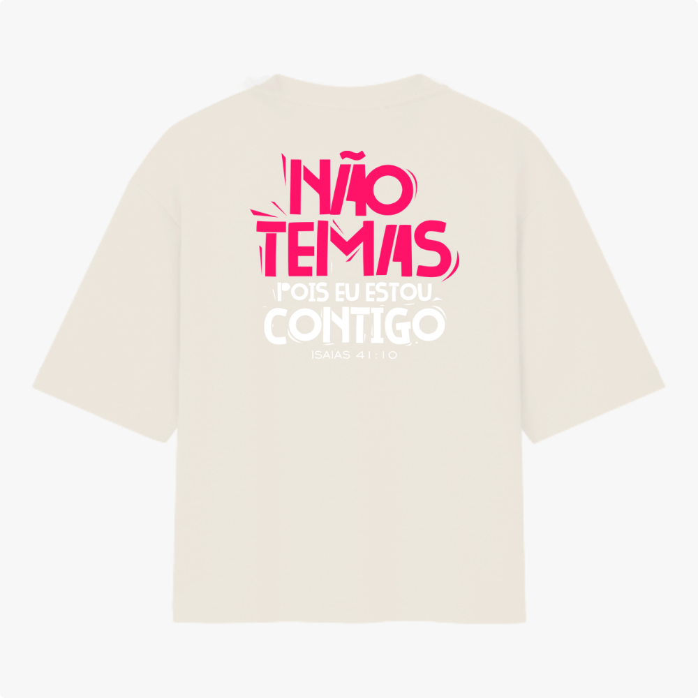 Camiseta com estampa frontal de texto estilizado "NÃO TEMAS, POIS EU ESTOU CONTIGO" e estampa traseira de mesma frase em destaque no centro.