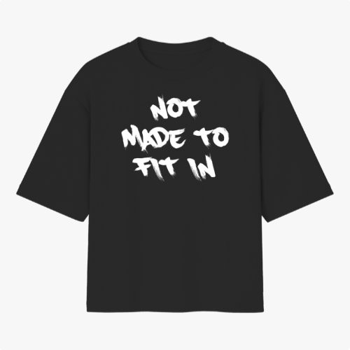 Camiseta com estampa frontal de frase em estilo de letras grandes e arrojadas, transmitindo uma mensagem poderosa.