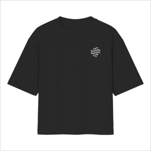 Camiseta com estampa frontal de "ANTI RUNNING RUNNING CLUB" pequena no peito e estampa traseira com a mesma frase em maior tamanho, disposta em bloco.