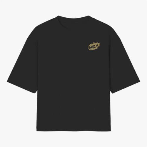 Camiseta com estampa frontal de logo estilizado junto de raios e estampa traseira de mensagem em lista contra homofobia, fascismo, sexismo, racismo e ódio.